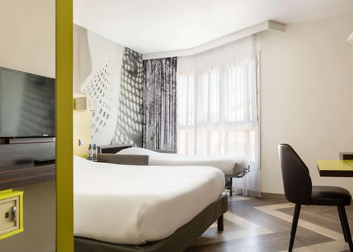 Ibis Styles Centre Port 3* نيس